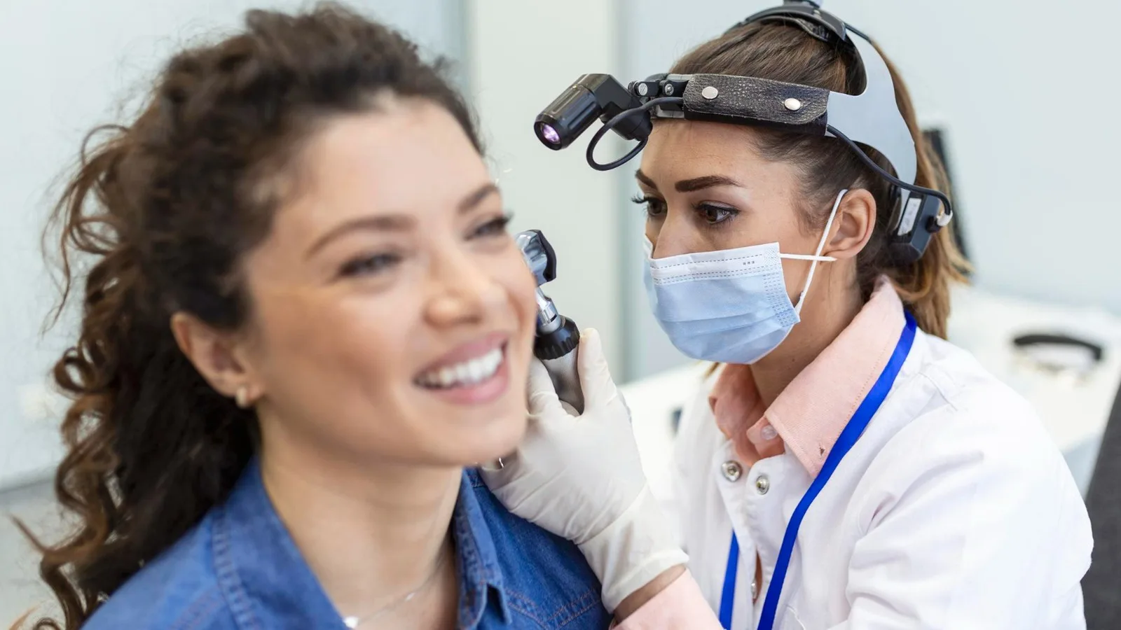¿Qué especialista trata el tapón de cerumen?